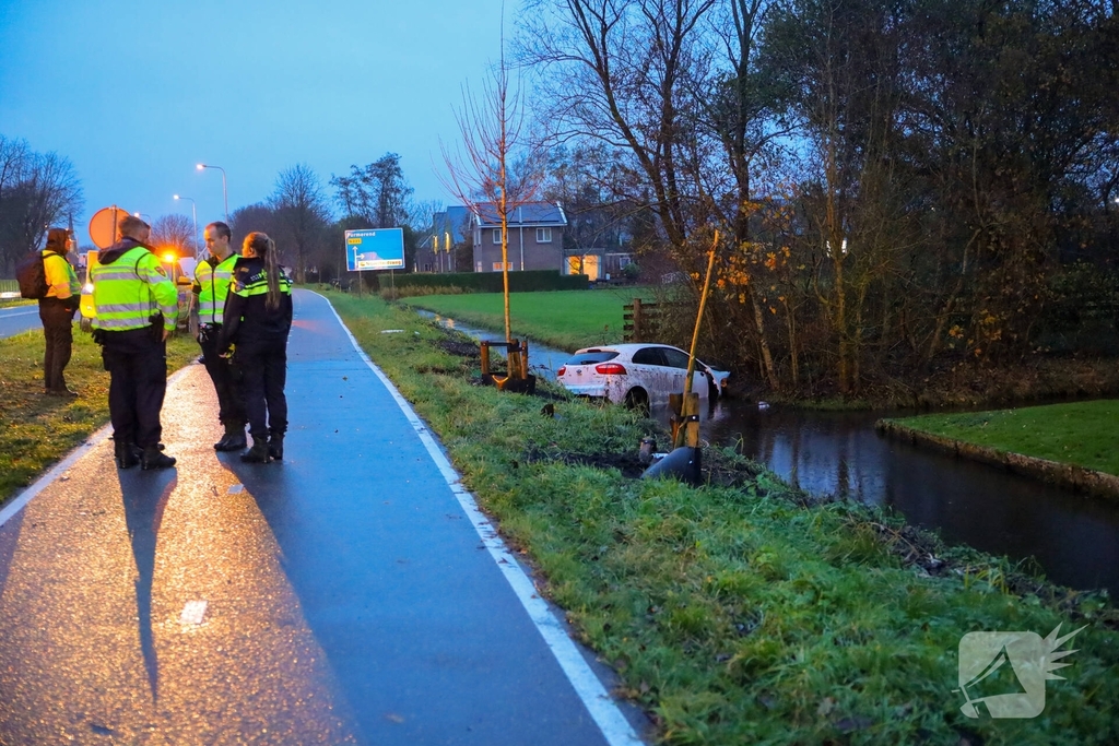 Auto belandt in sloot na ongeval