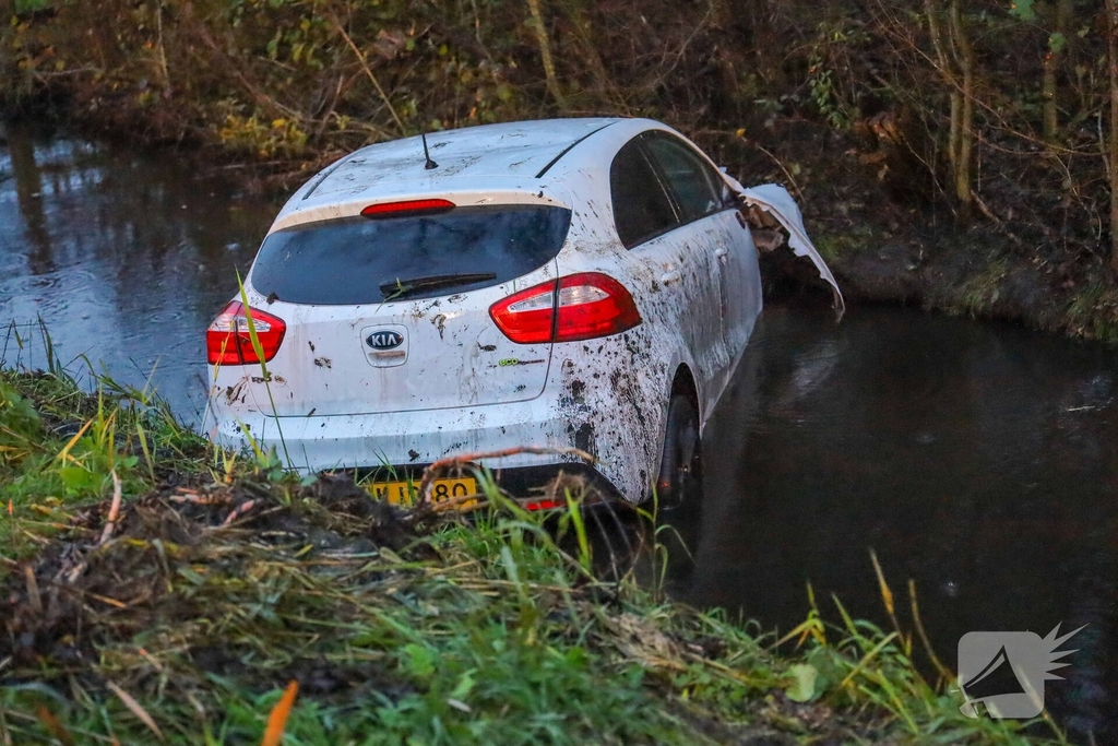Auto belandt in sloot na ongeval