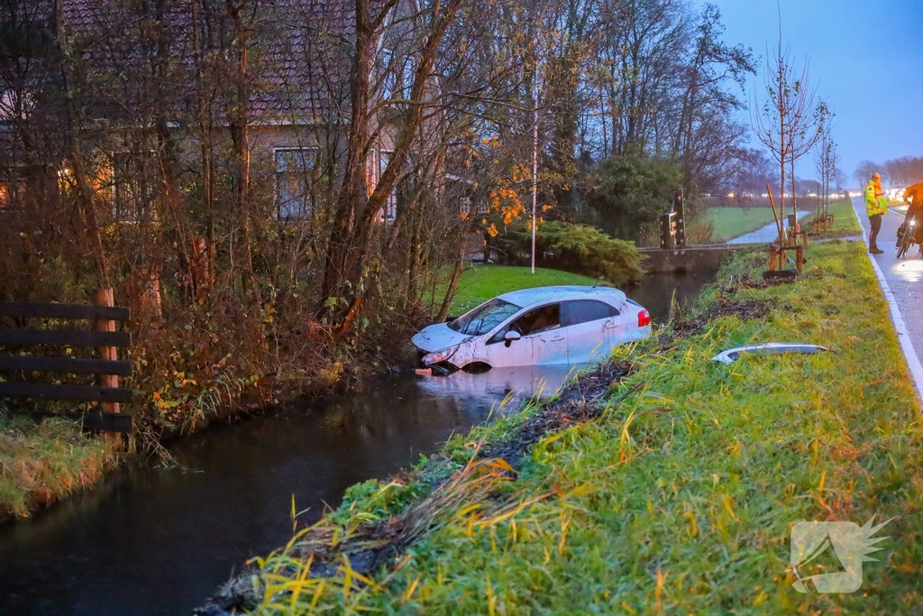 Auto belandt in sloot na ongeval