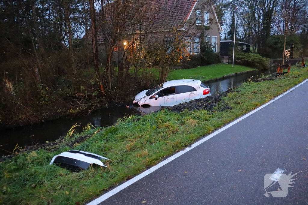 Auto belandt in sloot na ongeval