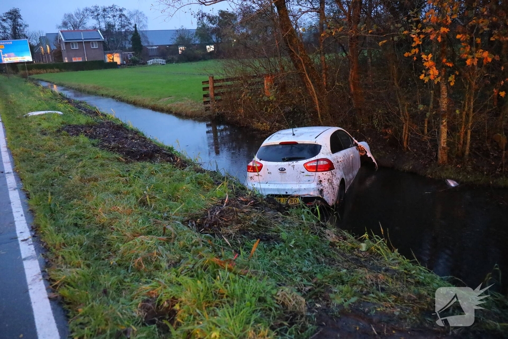Auto belandt in sloot na ongeval