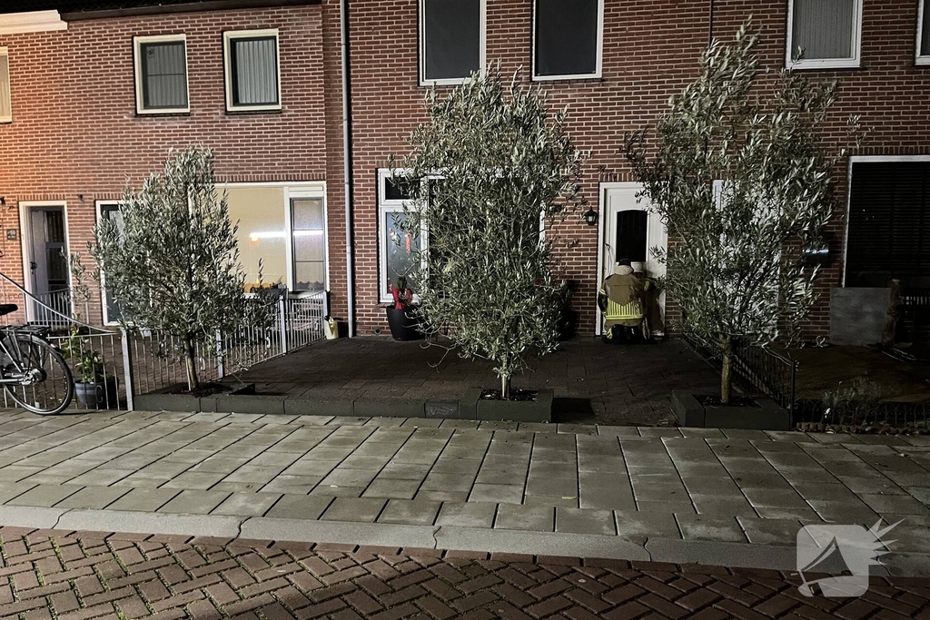 Brandweer onderzoekt lucht in woning