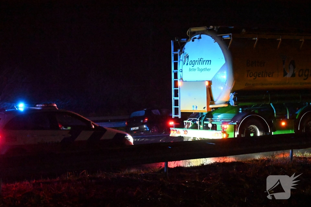 Auto belandt in berm naast snelweg