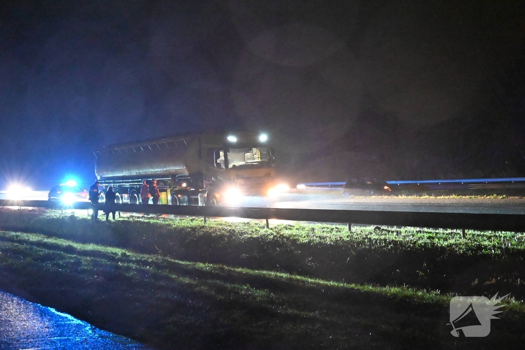 Auto belandt in berm naast snelweg