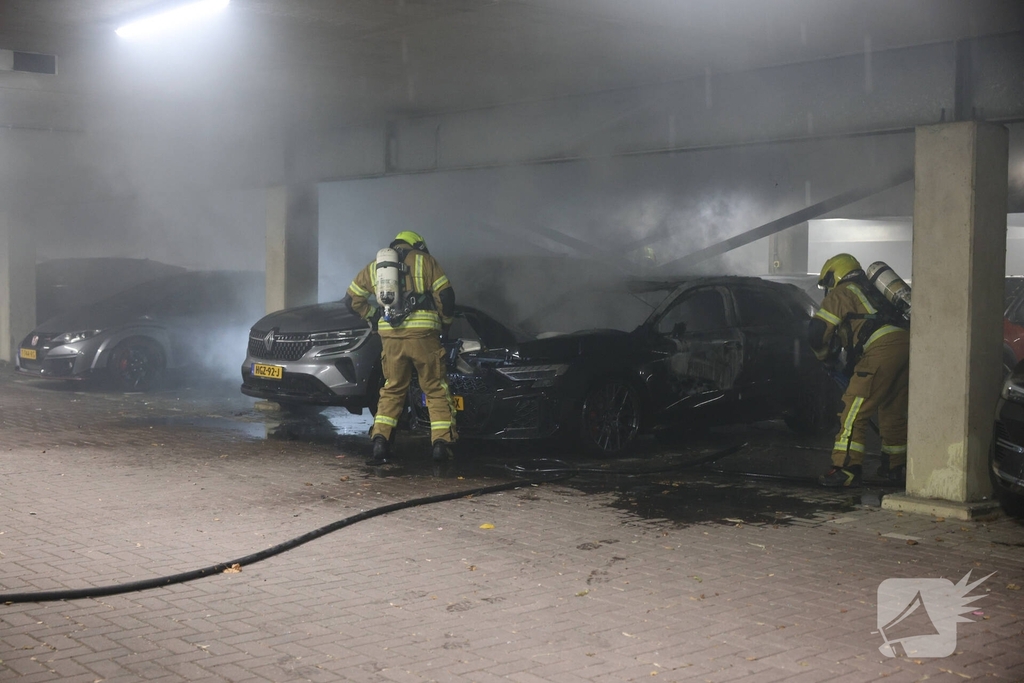 Industriebrand verwoest voertuigen in garage
