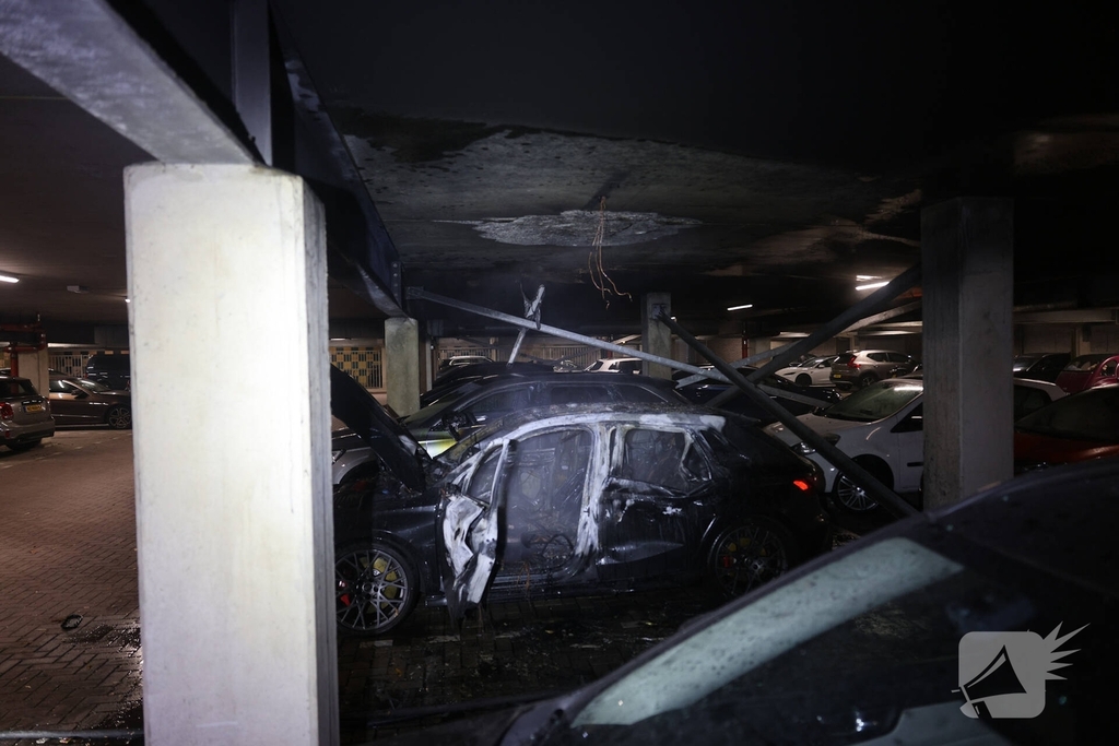 Industriebrand verwoest voertuigen in garage