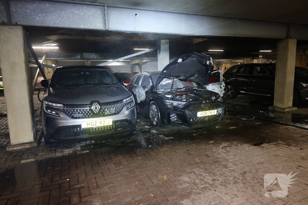 Industriebrand verwoest voertuigen in garage