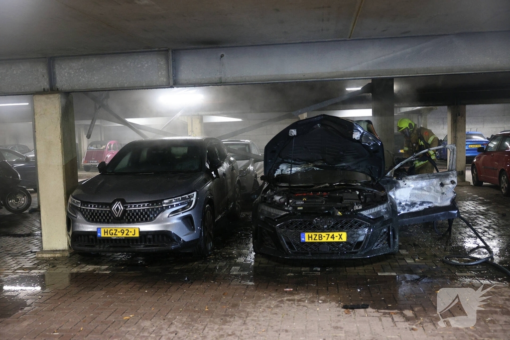 Industriebrand verwoest voertuigen in garage