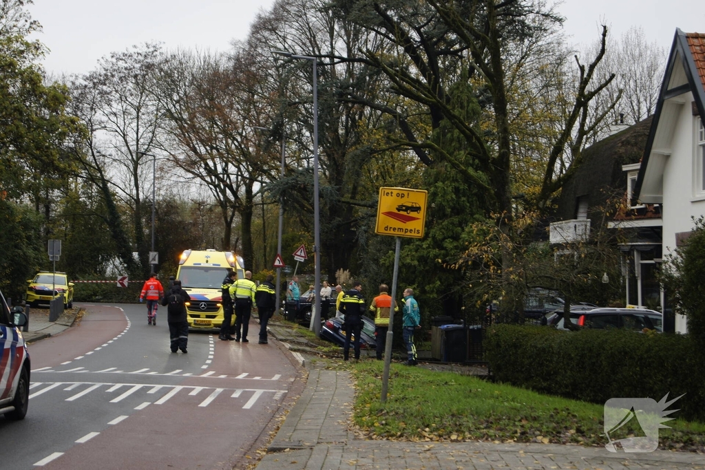 Auto raakt van weg en belandt in sloot