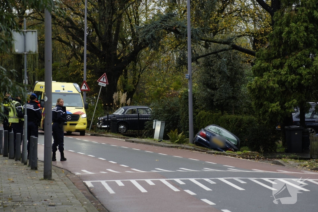 Auto raakt van weg en belandt in sloot