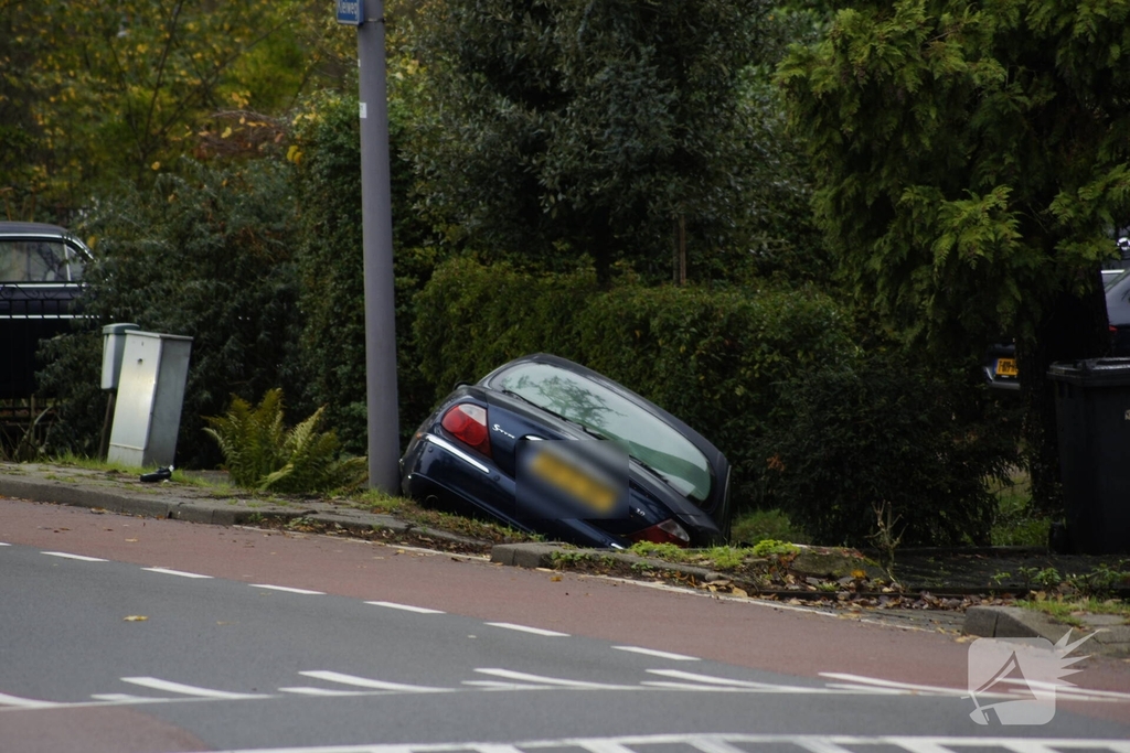 Auto raakt van weg en belandt in sloot