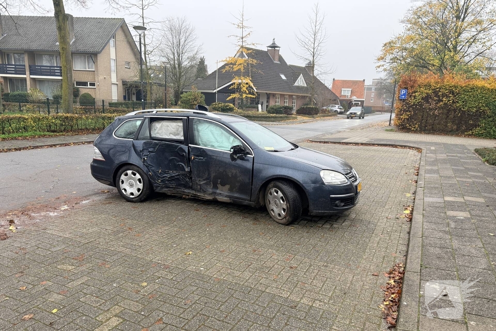Auto crasht tegen boom via middenberm, schade fors