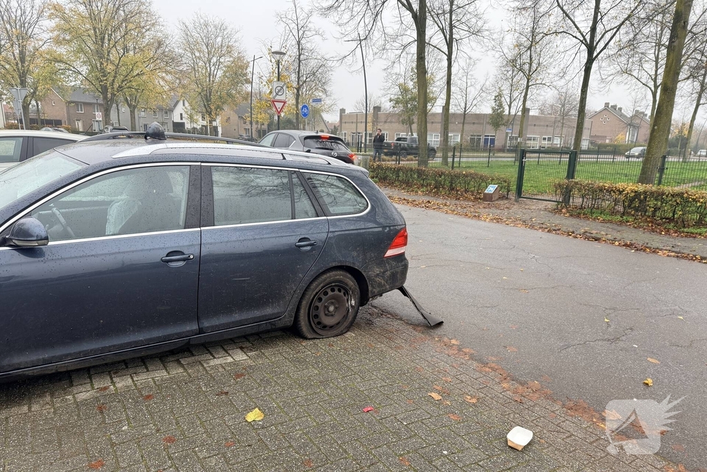 Auto crasht tegen boom via middenberm, schade fors