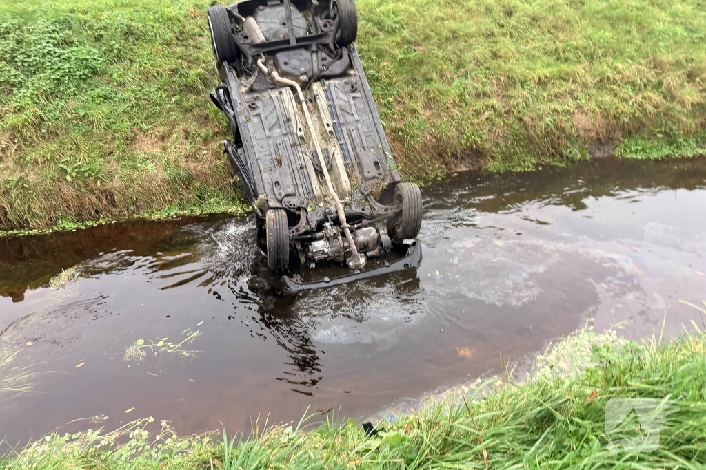 Auto belandt op kop in sloot, bestuurder gewond naar ziekenhuis