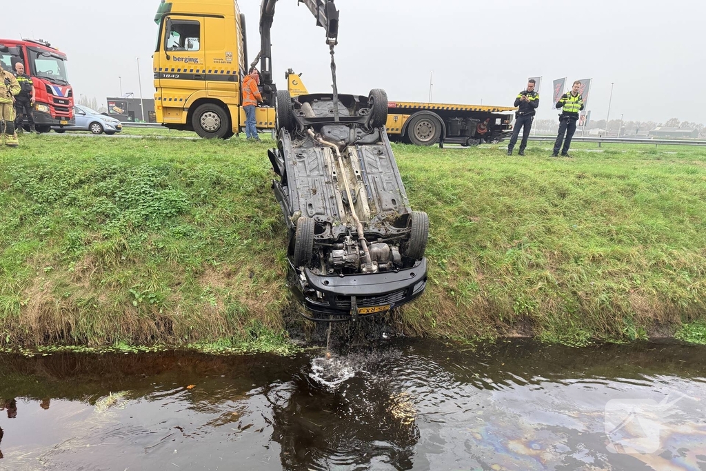Auto belandt op kop in sloot, bestuurder gewond naar ziekenhuis