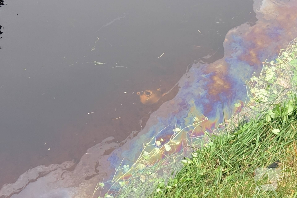 Auto belandt op kop in sloot, bestuurder gewond naar ziekenhuis