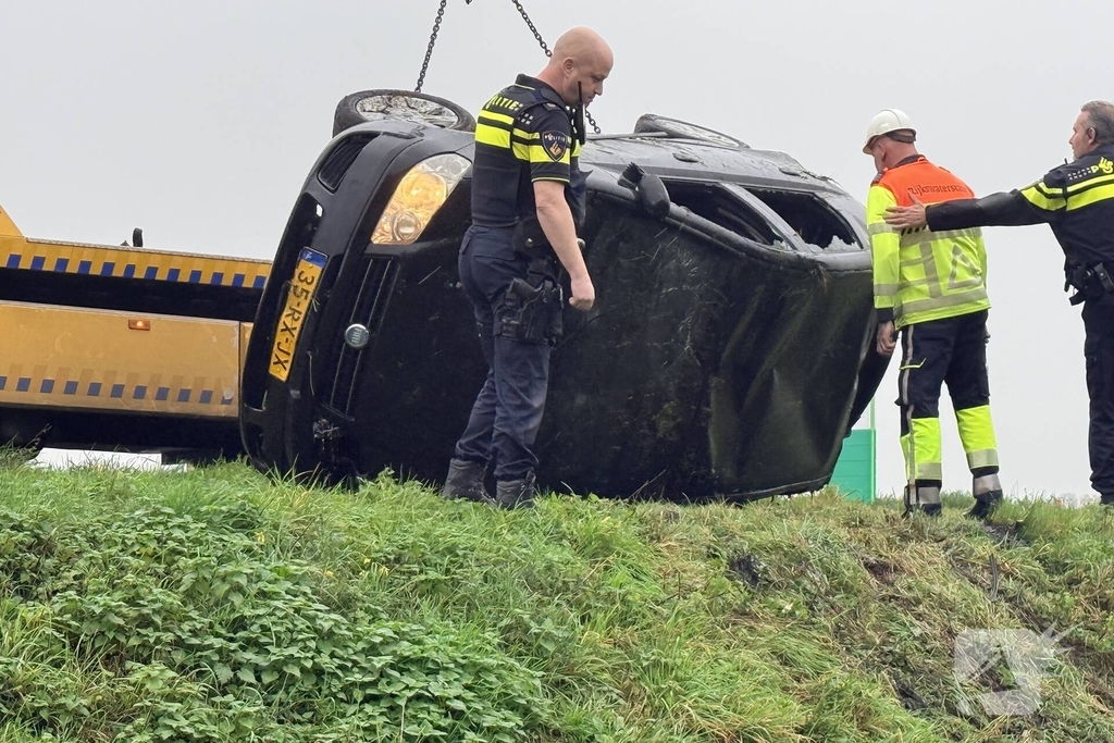 Auto belandt op kop in sloot, bestuurder gewond naar ziekenhuis