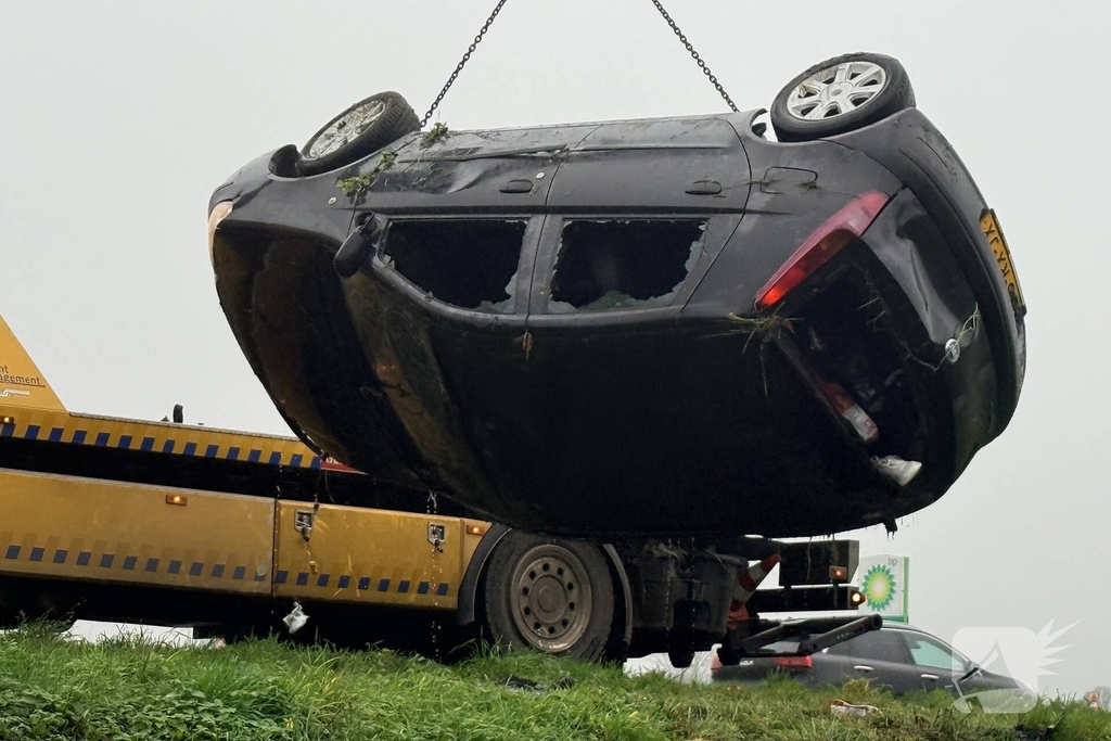 Auto belandt op kop in sloot, bestuurder gewond naar ziekenhuis
