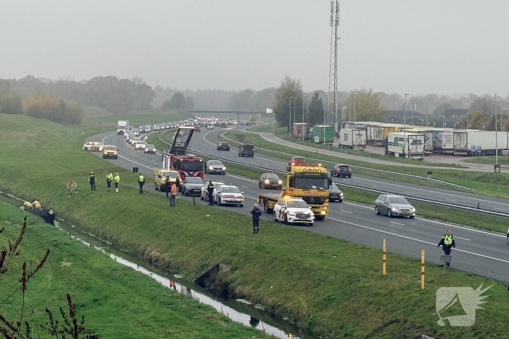 Auto belandt op kop in sloot, bestuurder gewond naar ziekenhuis