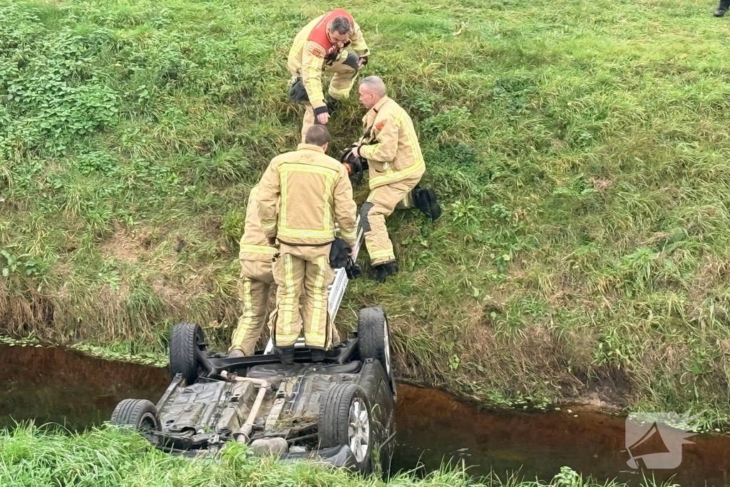 Auto belandt op kop in sloot, bestuurder gewond naar ziekenhuis