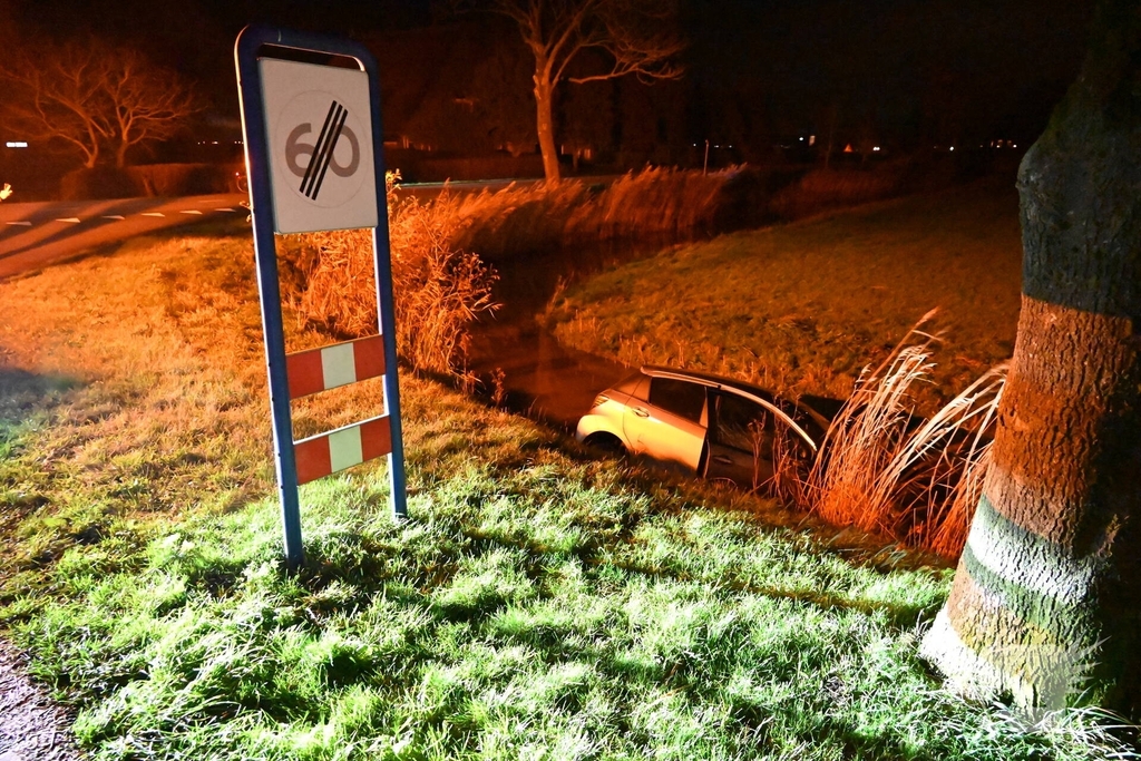 Auto komt in sloot terecht bij ongeval
