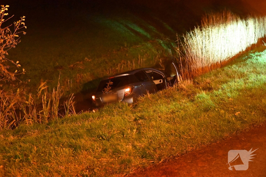 Auto komt in sloot terecht bij ongeval
