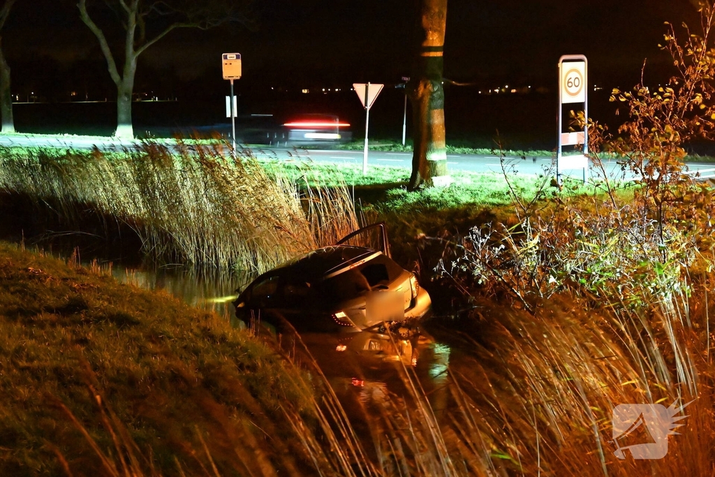 Auto komt in sloot terecht bij ongeval