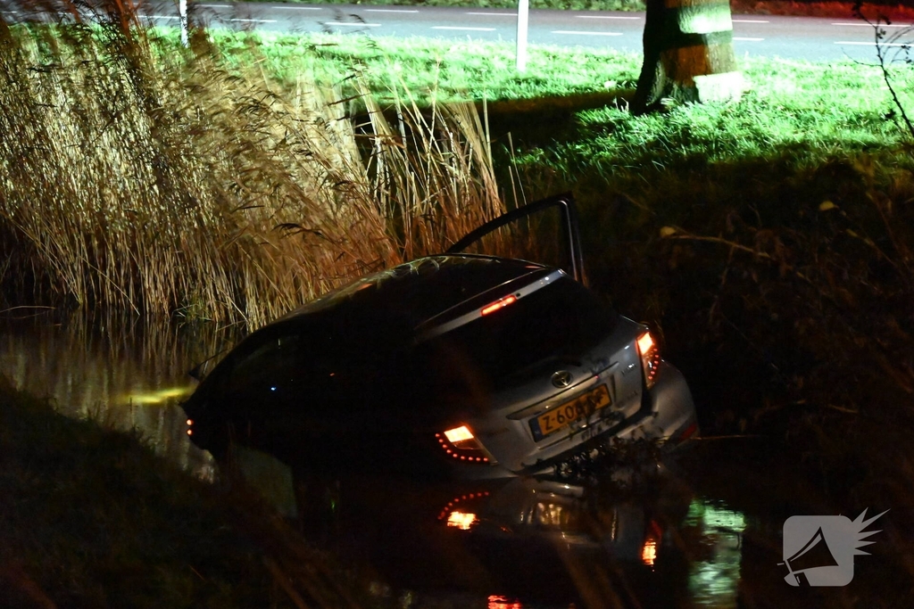 Auto komt in sloot terecht bij ongeval