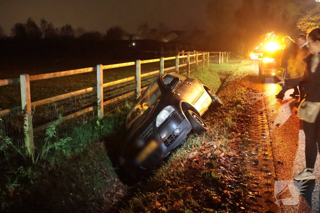 Auto raakt te water in ongeval