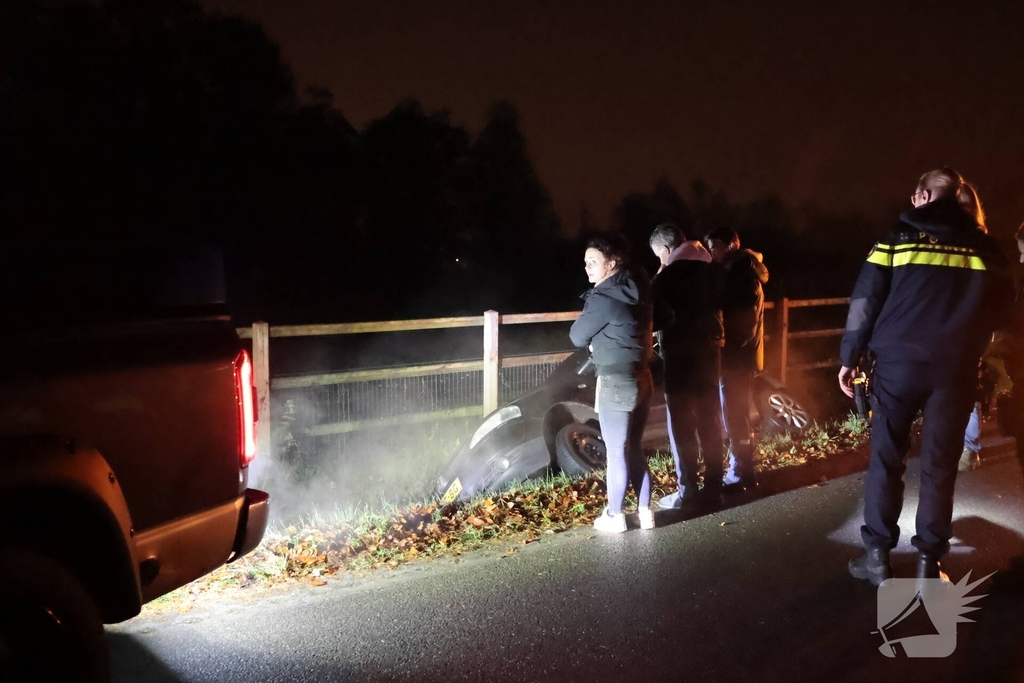 Auto raakt te water in ongeval