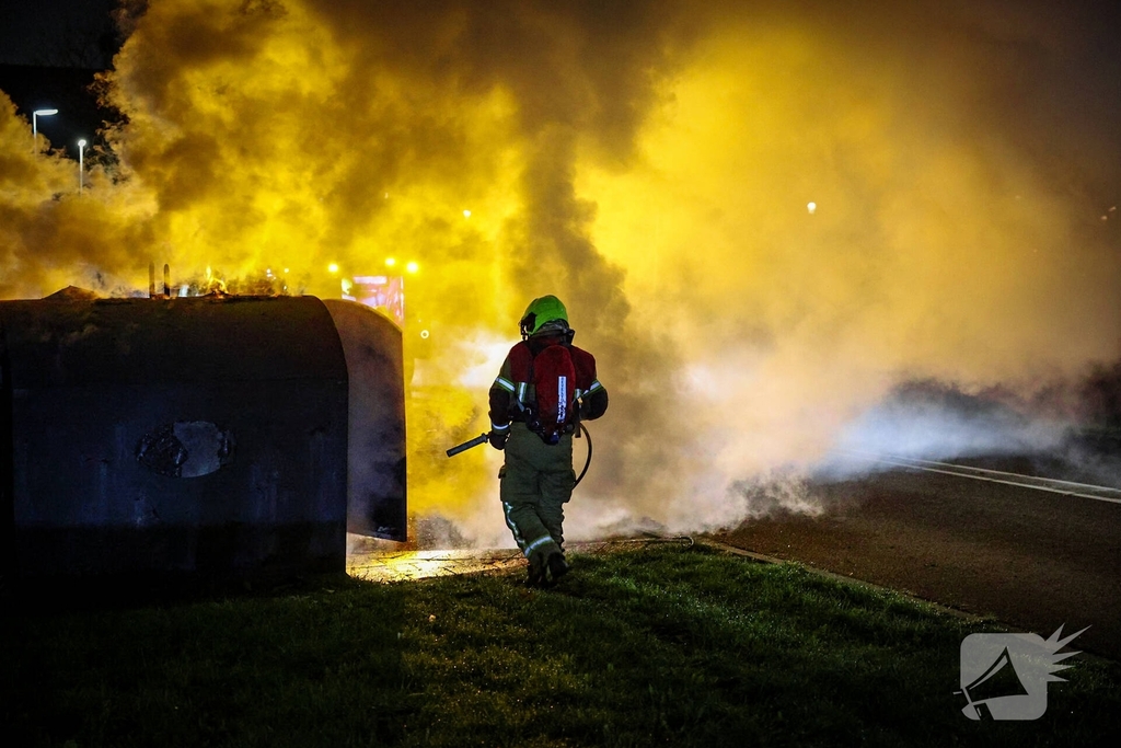 Brand in kledingcontainer veroorzaakt rookwolken