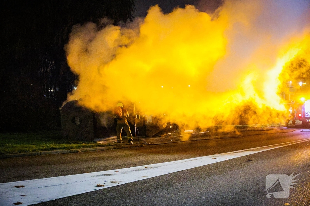 Brand in kledingcontainer veroorzaakt rookwolken