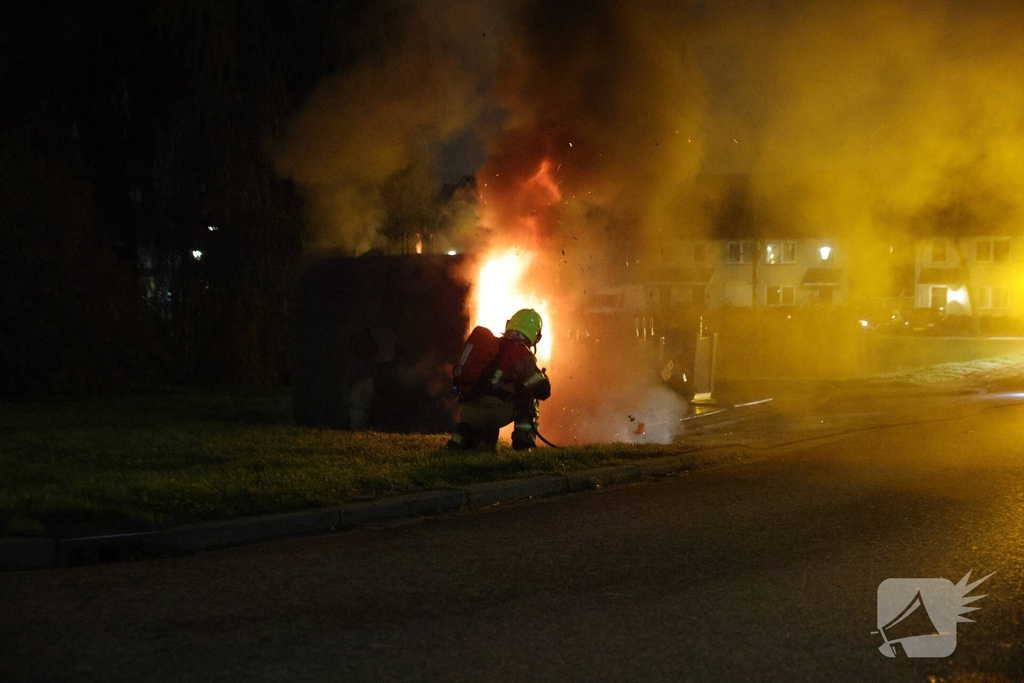 Brand in kledingcontainer veroorzaakt rookwolken