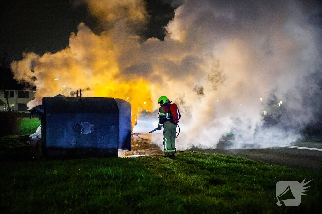 Brand in kledingcontainer veroorzaakt rookwolken
