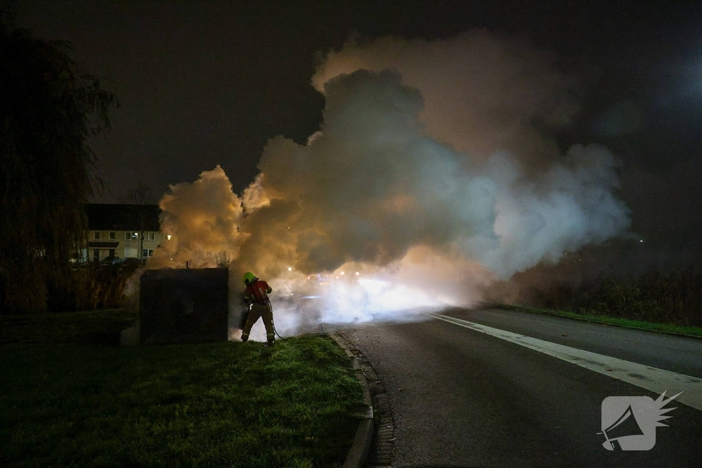 Brand in kledingcontainer veroorzaakt rookwolken