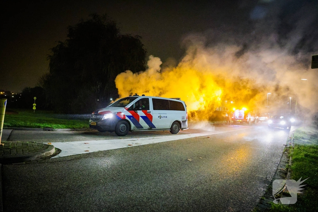 Brand in kledingcontainer veroorzaakt rookwolken