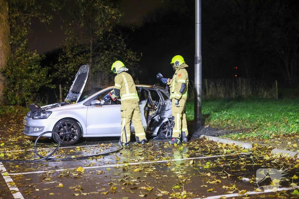 Auto volledig uitgebrand tijdens brandincident