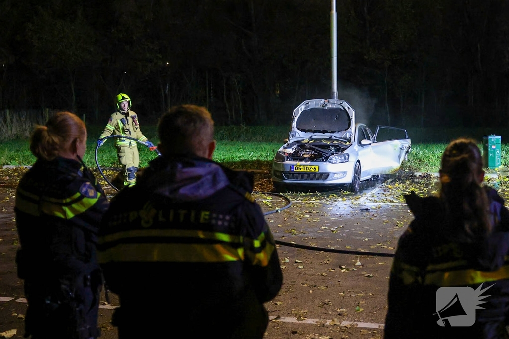 Auto volledig uitgebrand tijdens brandincident