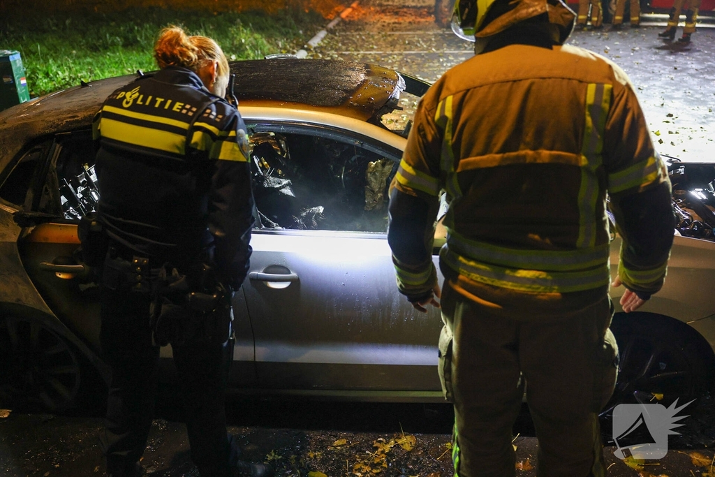 Auto volledig uitgebrand tijdens brandincident