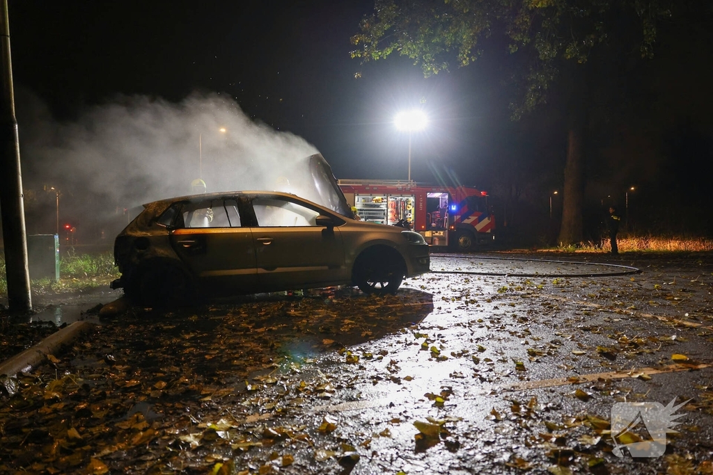 Auto volledig uitgebrand tijdens brandincident