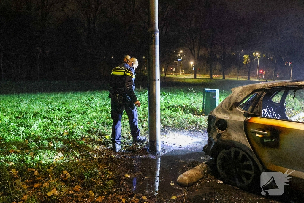 Auto volledig uitgebrand tijdens brandincident