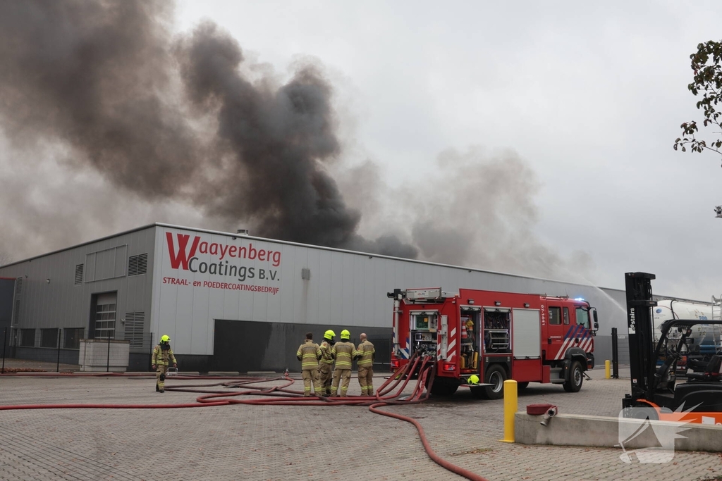 Grote brand in coatingsbedrijf veroorzaakt rookontwikkeling