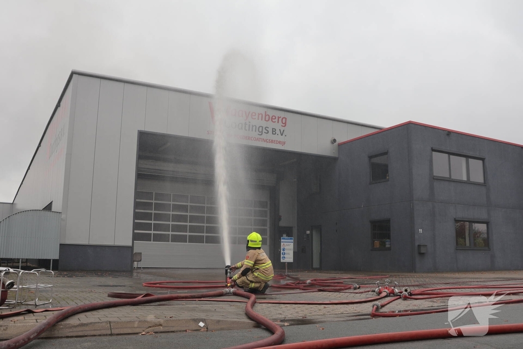 Grote brand in coatingsbedrijf veroorzaakt rookontwikkeling
