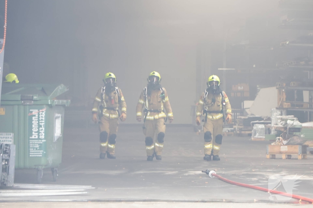 Grote brand in coatingsbedrijf veroorzaakt rookontwikkeling