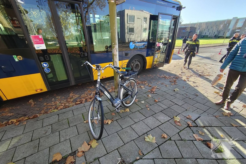 Fiets en auto beschadigd na botsing