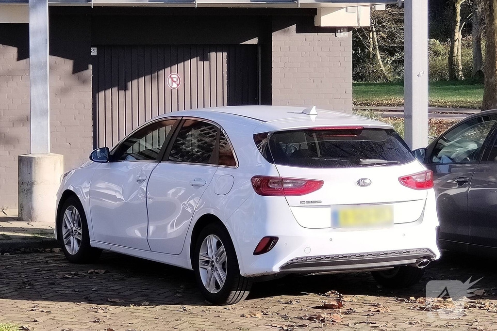 Fiets en auto beschadigd na botsing