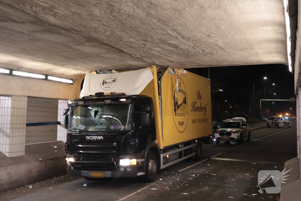 Vrachtwagen vast in tunnel, bestuurder gewond
