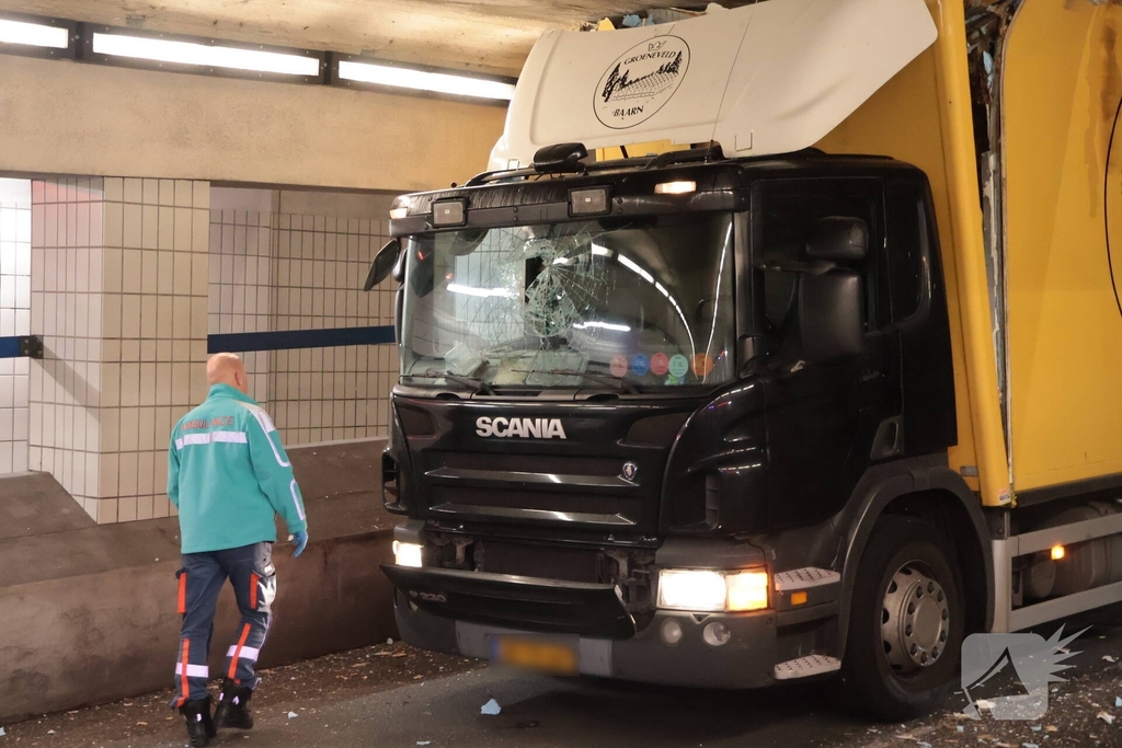 Vrachtwagen vast in tunnel, bestuurder gewond