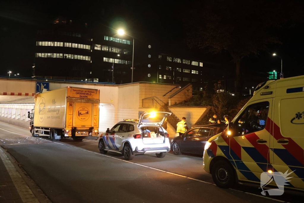 Vrachtwagen vast in tunnel, bestuurder gewond