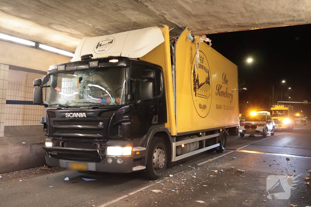 Vrachtwagen vast in tunnel, bestuurder gewond